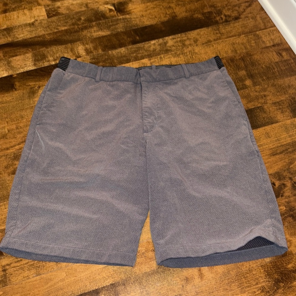 Grey Nike golf shorts in good condtion